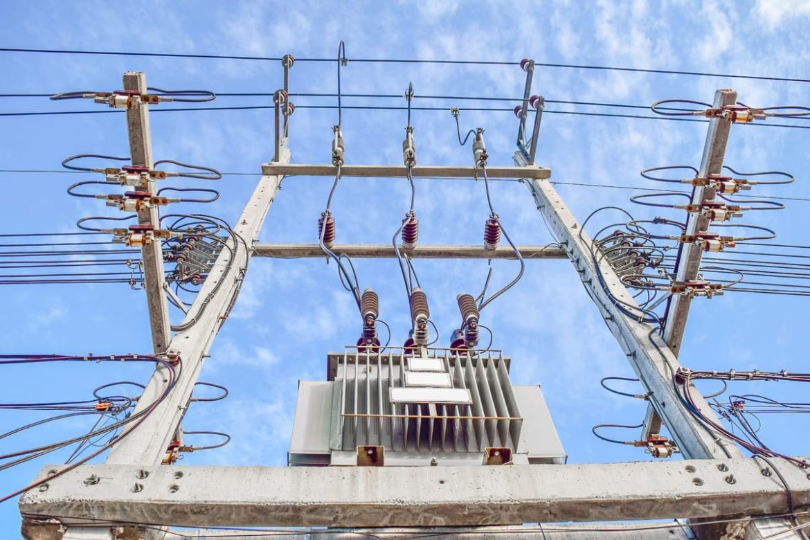 Tout savoir sur les équipements haute tension et leur rôle dans les réseaux électriques modernes