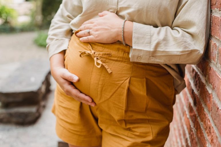 Pertes d'urine pendant la grossesse, que faire ?